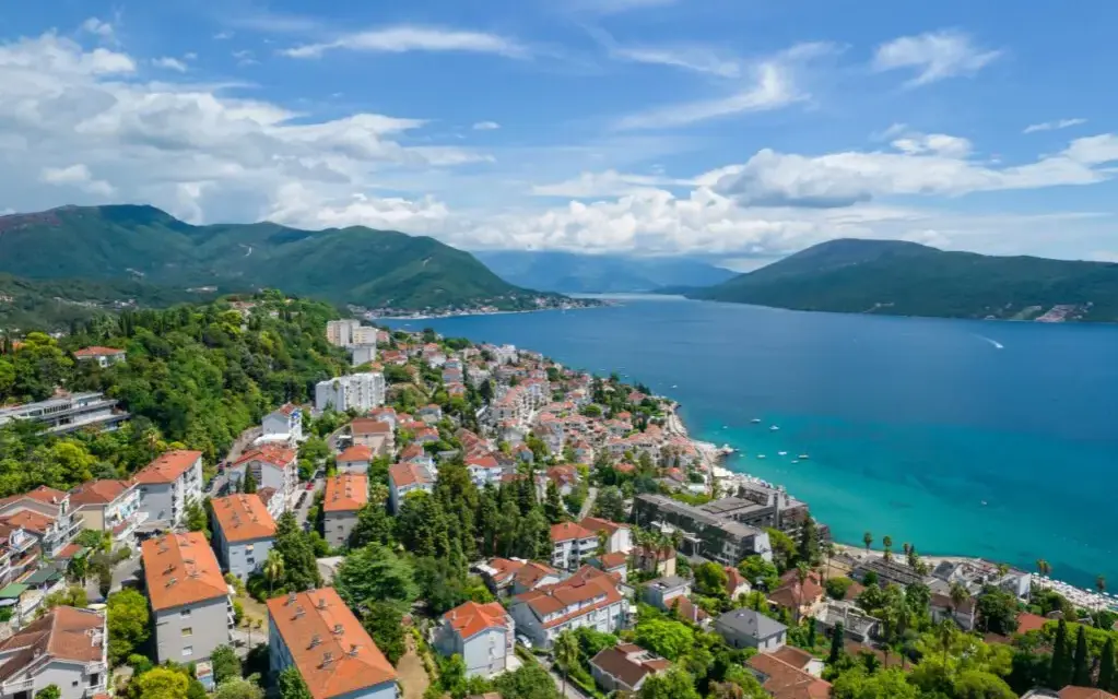 Gdzie nocleg w drodze do Czarnogóry? Tanie i wygodne opcje na trasie