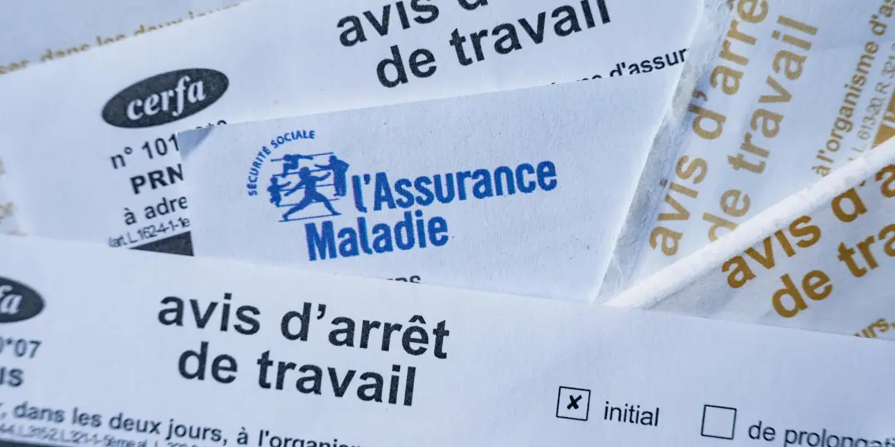 Plusieurs avis d'arrêt de travail, certains avec le logo de l'Assurance Maladie, suggèrent une gestion de congés payés et d'arrêt maladie rétroactif.
