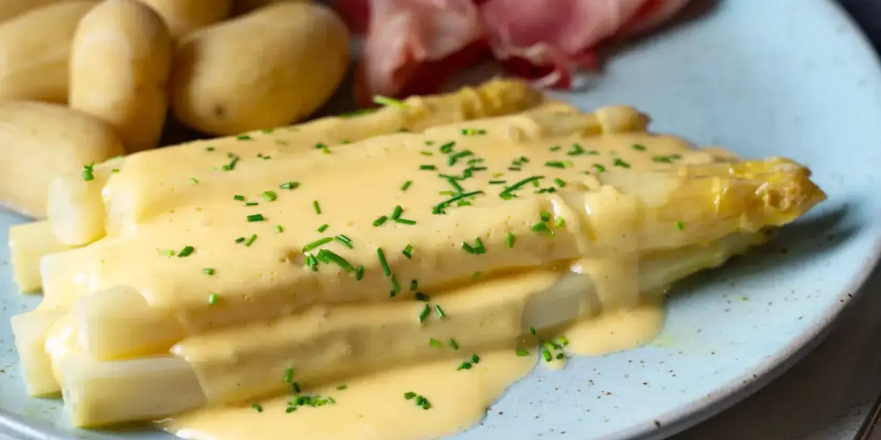 Spargel mit Sauce Hollandaise, dazu Salzkartoffeln und Schinken. Ein Klassiker, der immer schmeckt.