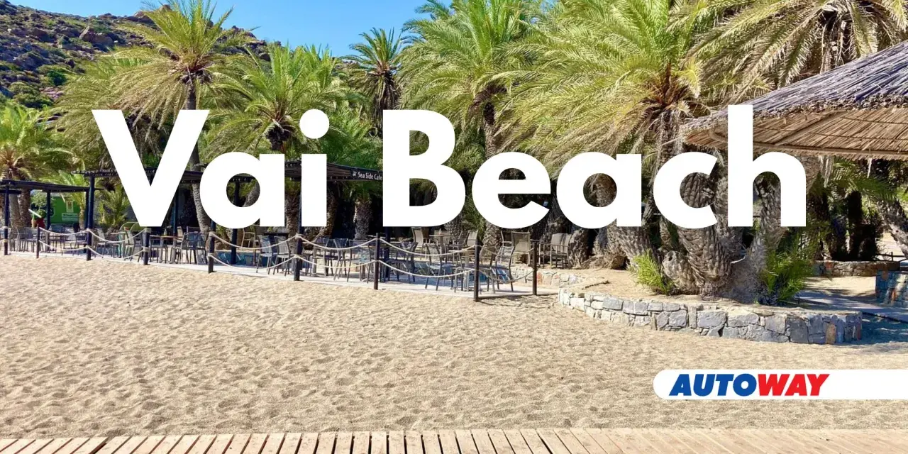 Plaża Vai z palmami i kawiarnią. Idealne miejsce na relaks.