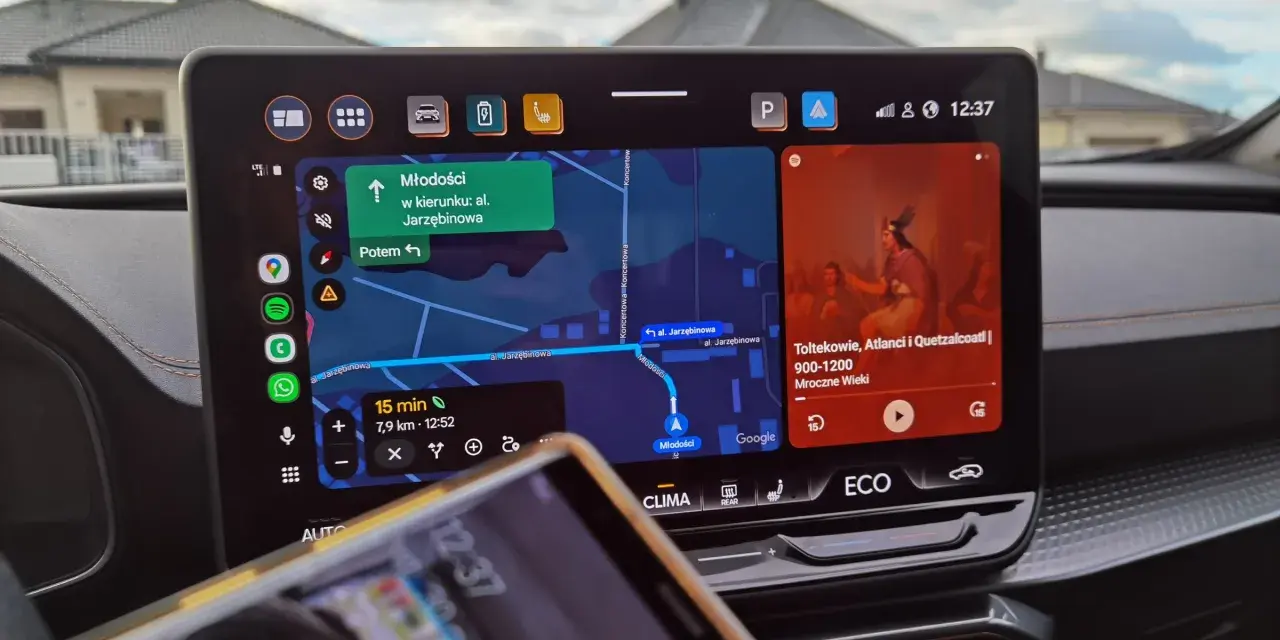 Nowa android auto aktualizacja wyświetla mapę z trasą do Młodości, Spotify i czas 12:37.