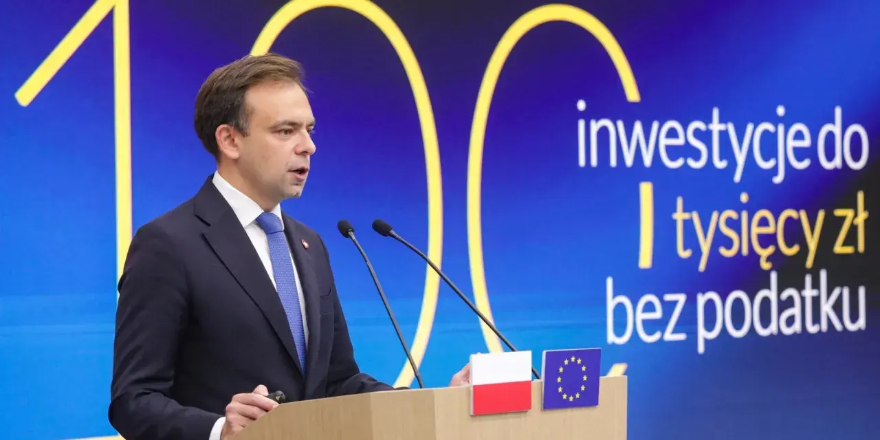 Mężczyzna w garniturze przemawia na tle napisu "inwestycje do tysięcy zł bez podatku". Czy od obligacji płaci się podatek?