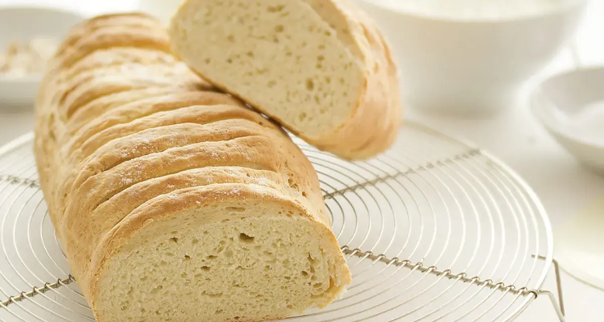 Pan artesanal, perfecto para preparar unas deliciosas torrijas. Se ve fresco y esponjoso, listo para ser cortado.