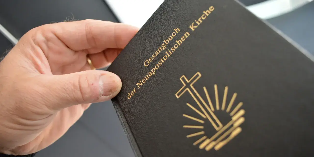 Ein Gesangbuch der Neuapostolischen Kirche, die Frage nach einer Sekte oder nicht, wird hier durch das Buch selbst aufgeworfen.