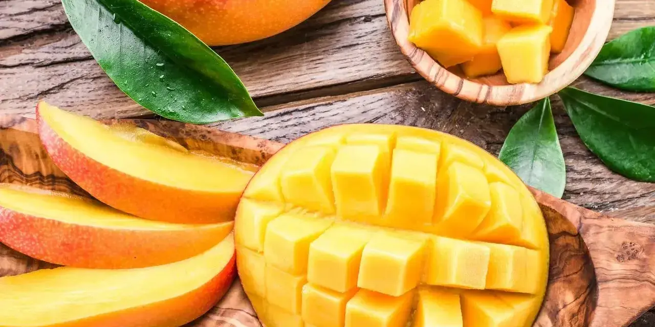 Soczyste mango, pokrojone w kostkę i plastry, zachęca do odkrycia, jaki smak ma mango – słodki, tropikalny raj.