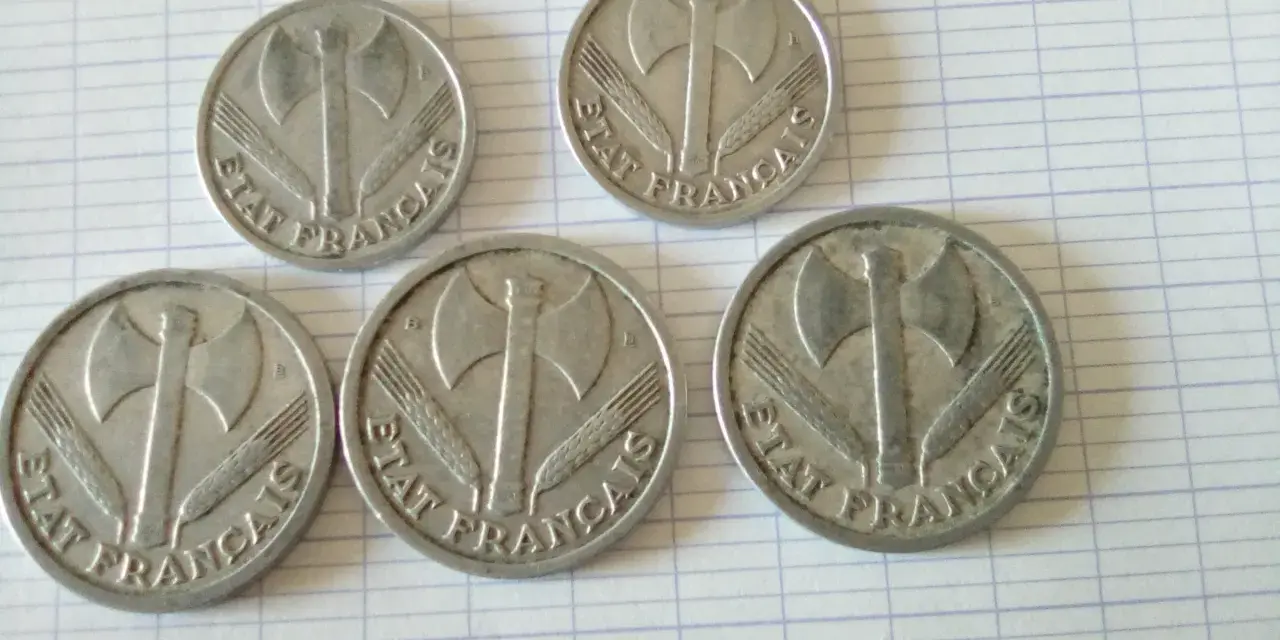 Cinq pièces de 2 francs "État Français" avec une hache et des épis. La valeur pièce de 2 francs 1981 est recherchée par les collectionneurs.