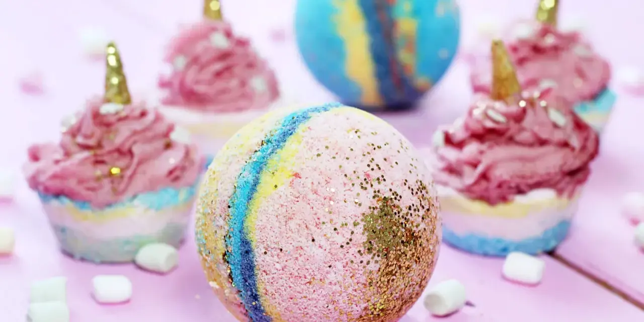 Bunte Badekugeln und Cupcake-ähnliche Kreationen mit Glitzer – perfekt, um badekugeln selber machen kinder Spaß zu machen.