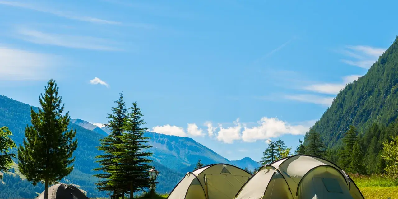 Namioty na tle górskich krajobrazów Austrii. Idealne miejsce na camping Austria.