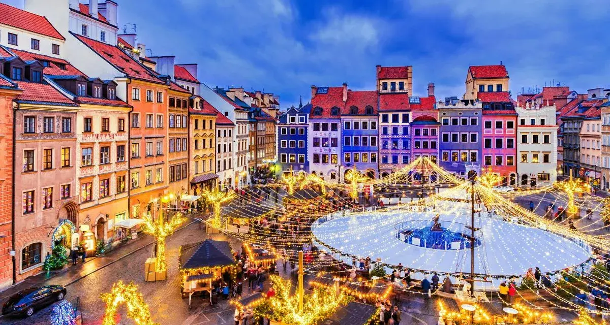 Magiczny jarmark świąteczny Warszawa na Rynku Starego Miasta. Lodowisko, iluminacje i kolorowe kamienice tworzą niepowtarzalny klimat.