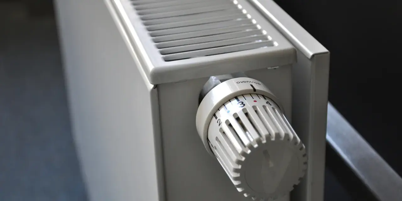 Termostato de radiador blanco, útil para el cálculo de radiadores por m2.