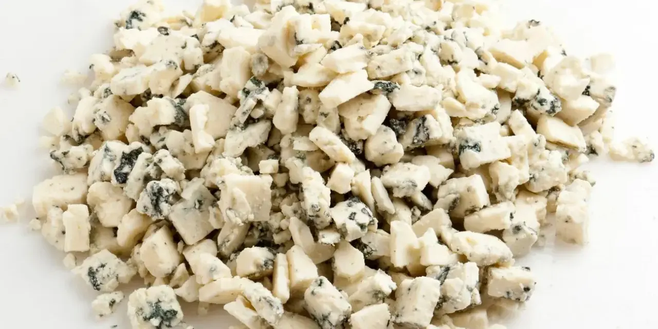 Pokruszony ser gorgonzola, idealny do sałatek, sosów i jako dodatek do pizzy. Z czym podawać? Z gruszką, orzechami, miodem.