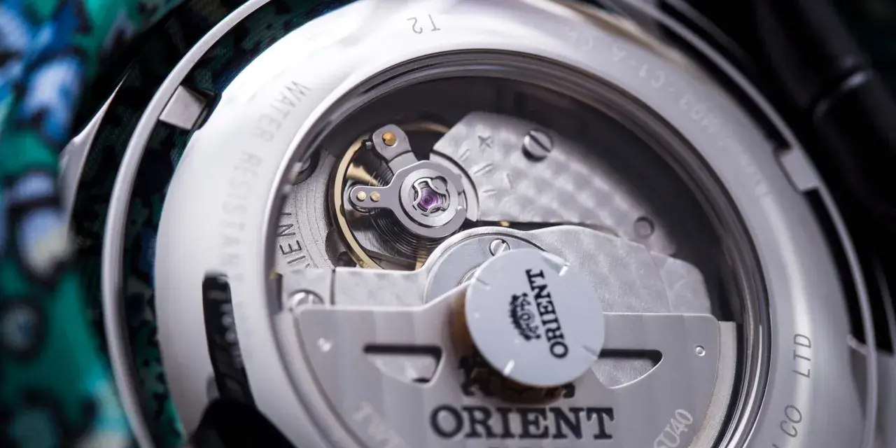 Mechanizm zegarka Orient z widocznym balansem i zębatkami. To zegarek bez baterii, napędzany ruchem ręki.