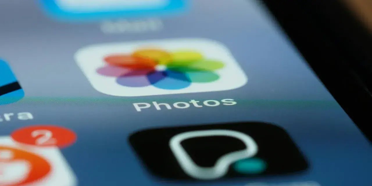 Ikona aplikacji "Photos" na ekranie telefonu. Dowiedz się, jak wydrukować zdjęcie z telefonu, korzystając z tej aplikacji.
