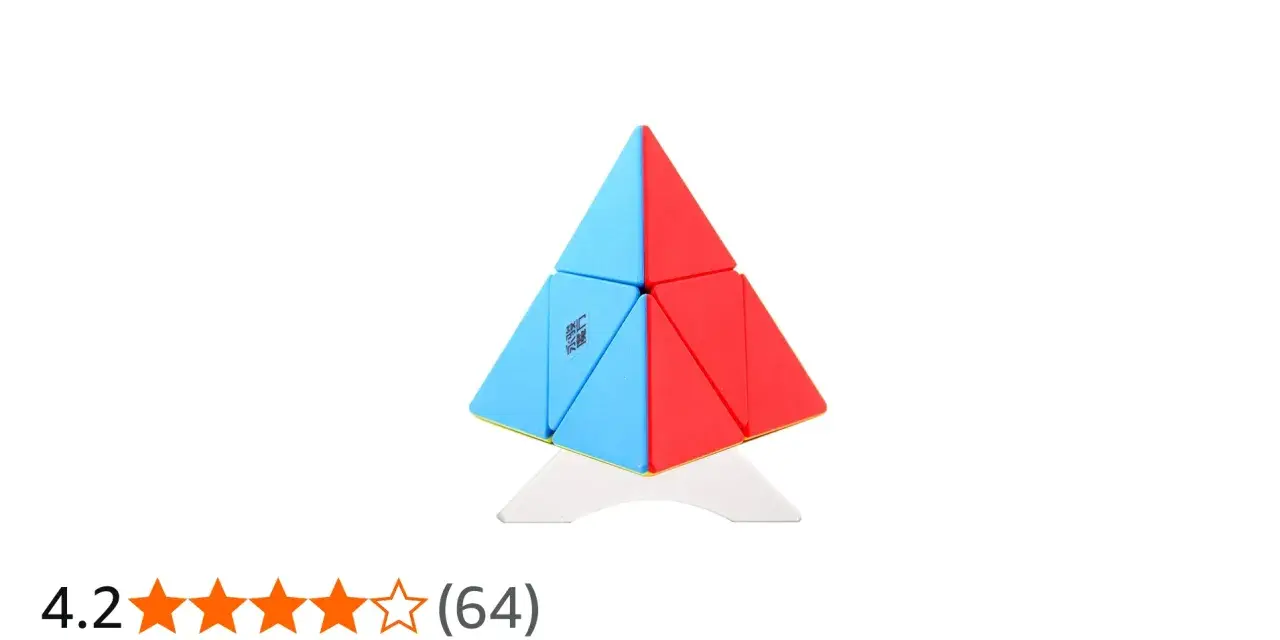 En blå och röd rubiks kub triangel står på ett vitt stativ.