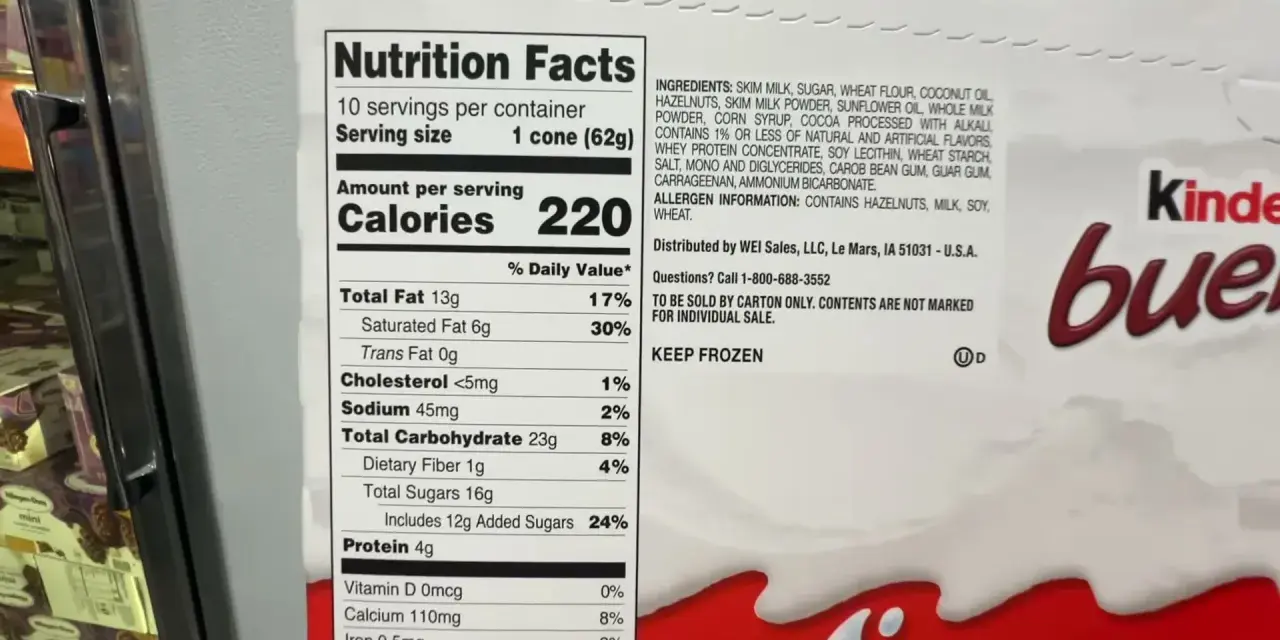 Na opakowaniu Kinder Bueno widnieje informacja o kaloriach: 220 kcal na porcję.