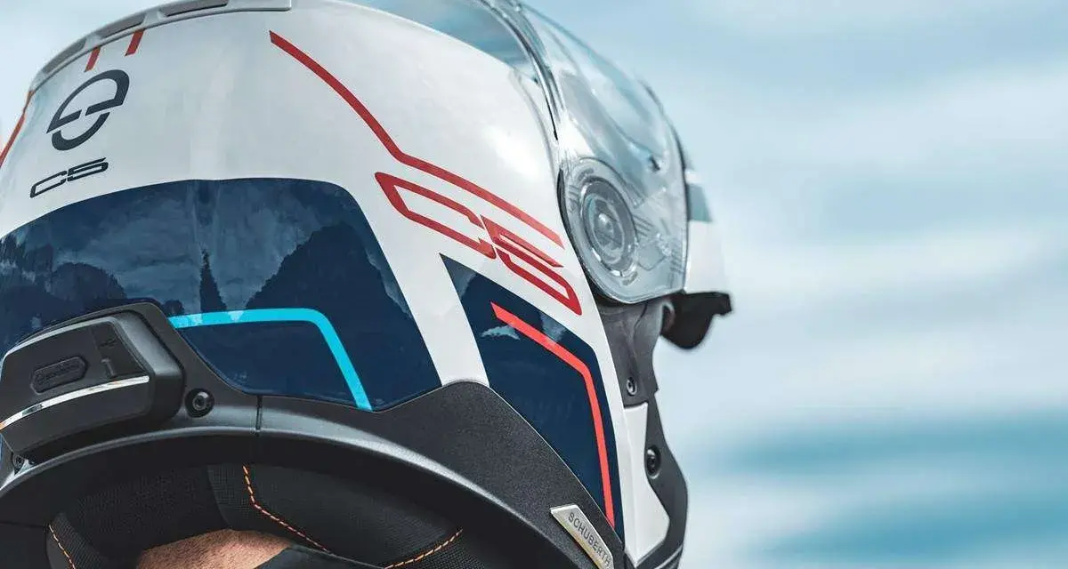 Casco Schuberth C5 blanco con detalles rojos y azules. Opiniones positivas sobre su diseño y comodidad.