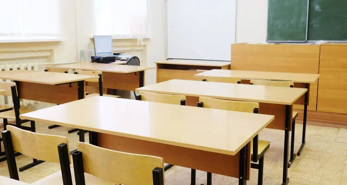 Puste ławki w sali lekcyjnej. Czy w 7 klasie jest technika? Może tu odbywają się zajęcia z tego przedmiotu.