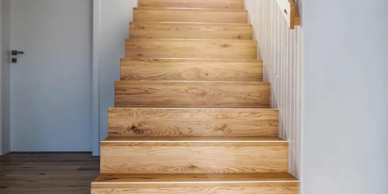 Holztreppe mit beleuchteten Treppenstufen verkleiden. Natürliche Holzmaserung und schlichtes Design.