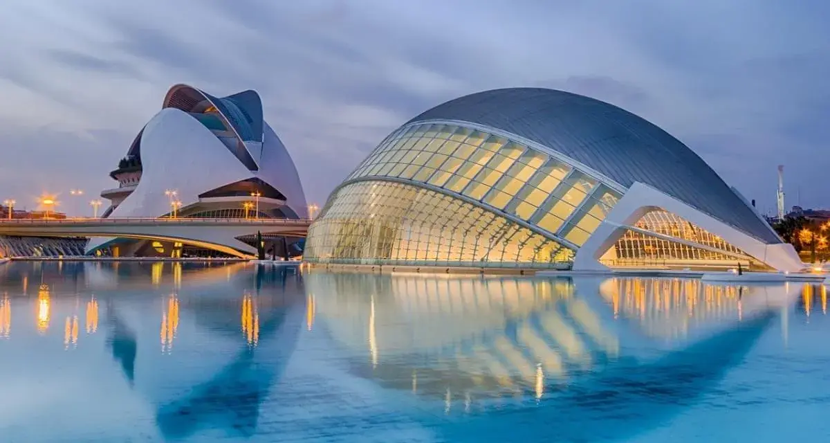 Cosa vedere a Valencia in un giorno: la futuristica Città delle Arti e delle Scienze con i suoi edifici iconici che si specchiano nell'acqua.