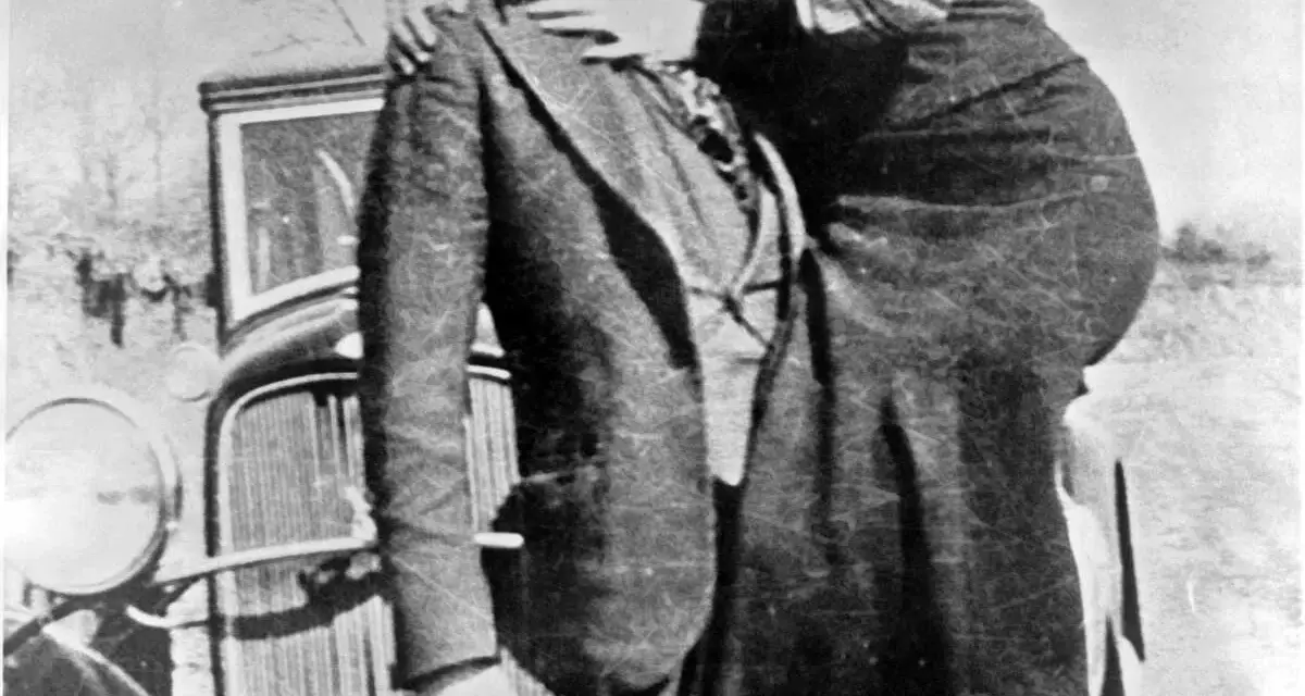 Bonnie et Clyde, avant leur fin tragique. La question "qui a tué Bonnie et Clyde" reste un mystère pour certains.