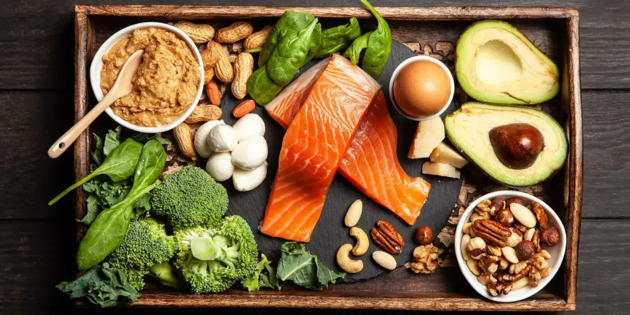 Łosoś, jajko, awokado, orzechy i warzywa liściaste – składniki idealne na dietę keto przy Hashimoto.