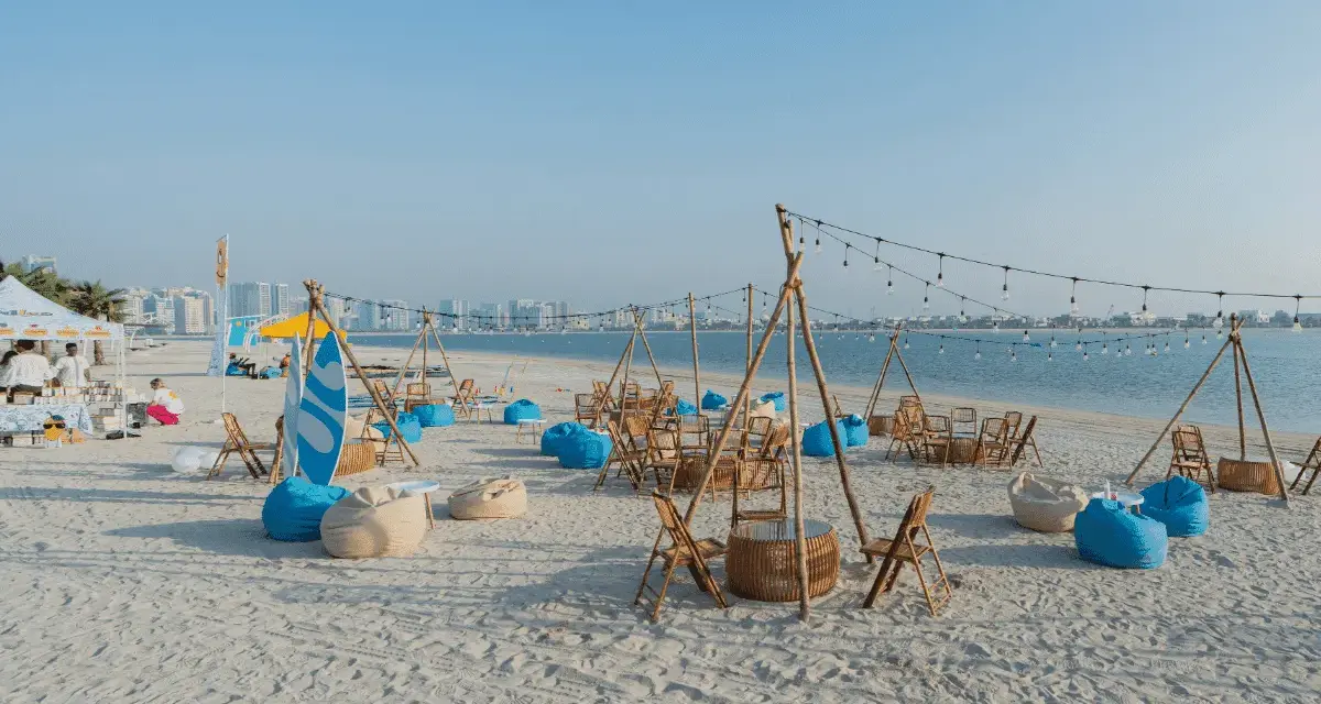 Plaża w Dubaju w lipcu: leżaki, stoliki i girlandy świateł tworzą letnią atmosferę.