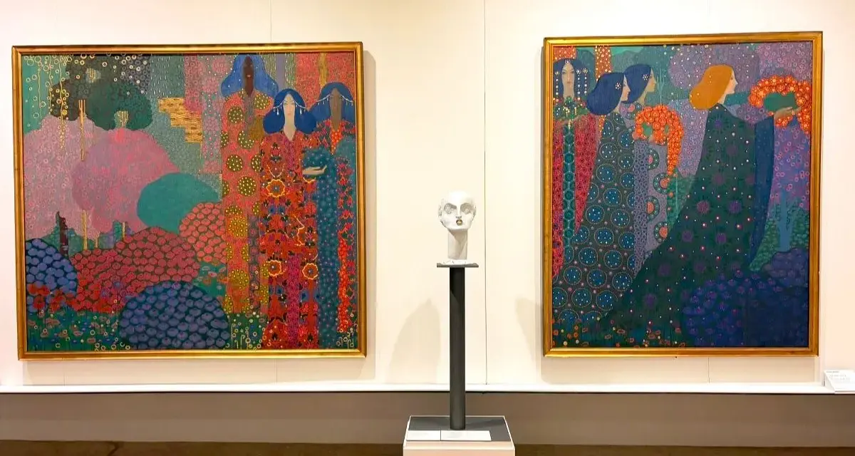 Due tele colorate con figure femminili e un busto bianco in un museo d'arte moderna a Venezia.