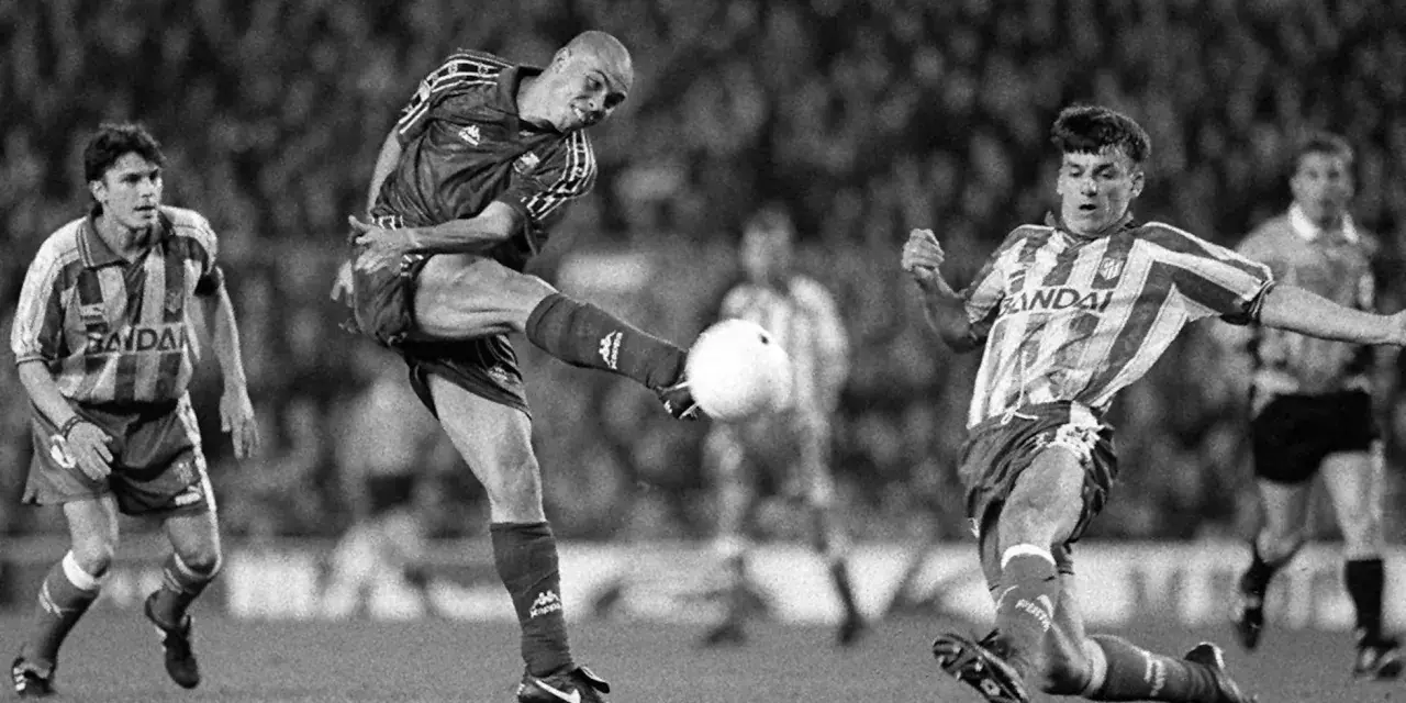 Jugadores del Deportivo de la Coruña y el FC Barcelona en acción. Ronaldo, con la camiseta azulgrana, golpea el balón.