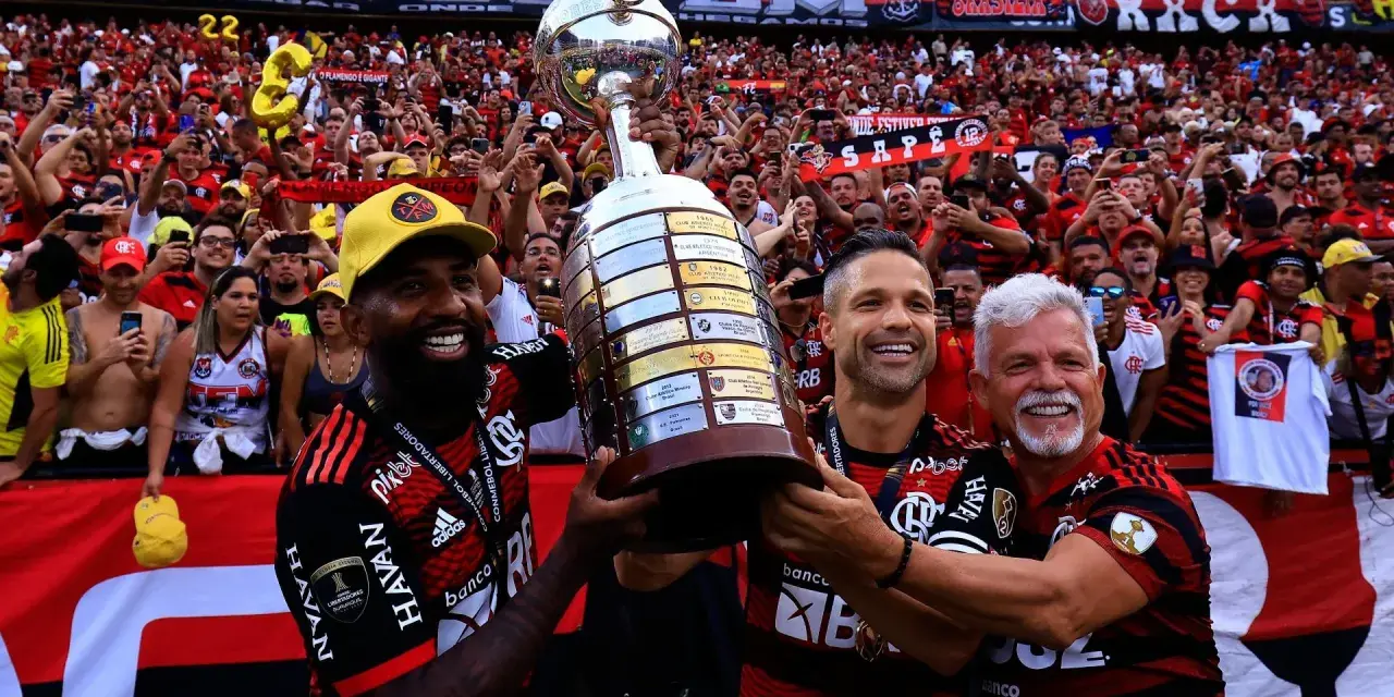 Jugadores del Flamengo celebran con la Copa Libertadores. ¡Así puedes ver al Mengão!