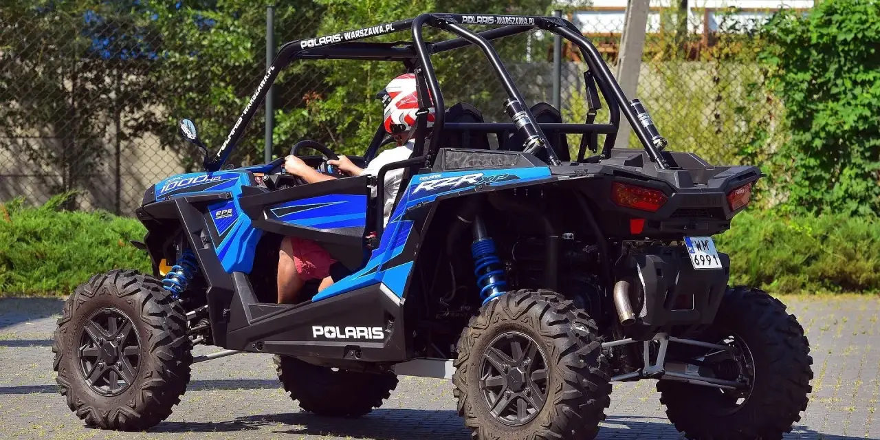 Niebieski pojazd terenowy Polaris RZR XP 1000 z homologacją L7e, gotowy do jazdy po drogach.