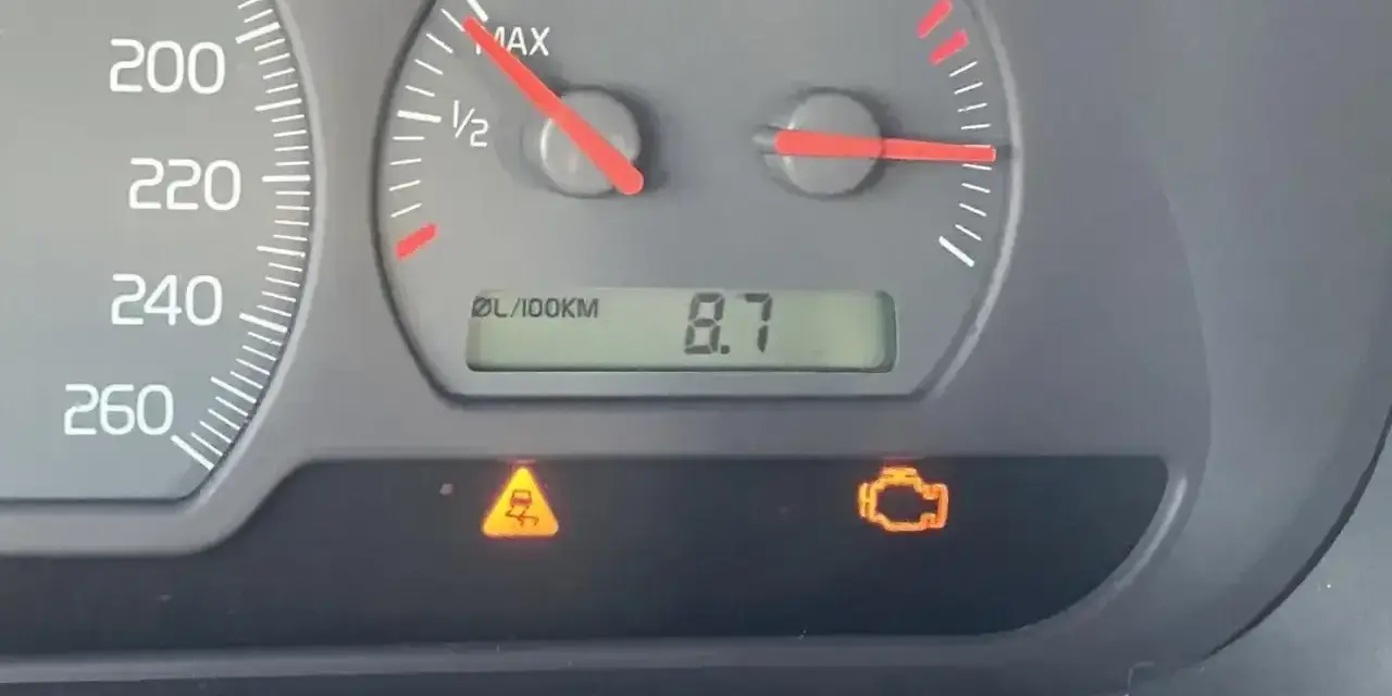 Na desce rozdzielczej świecą się kontrolki TCS i silnika. Spalanie 8.7l/100km.