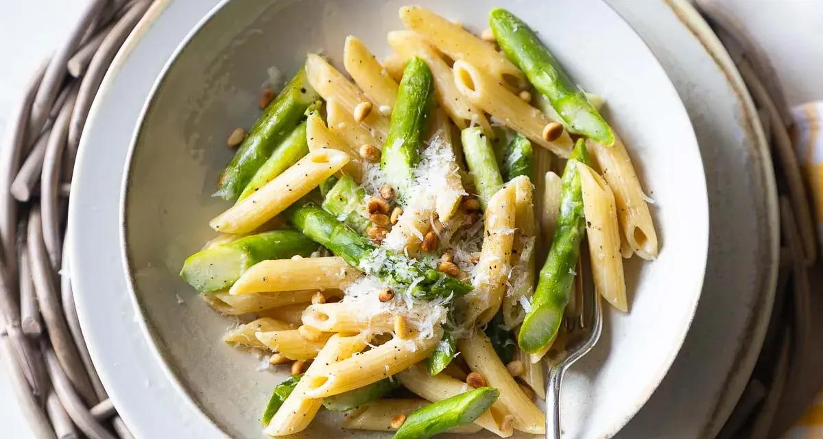 Penne-Nudeln mit frischem Spargel, Pinienkernen und Parmesan. Ein leichtes und frühlingshaftes Gericht, das Lust auf mehr macht.