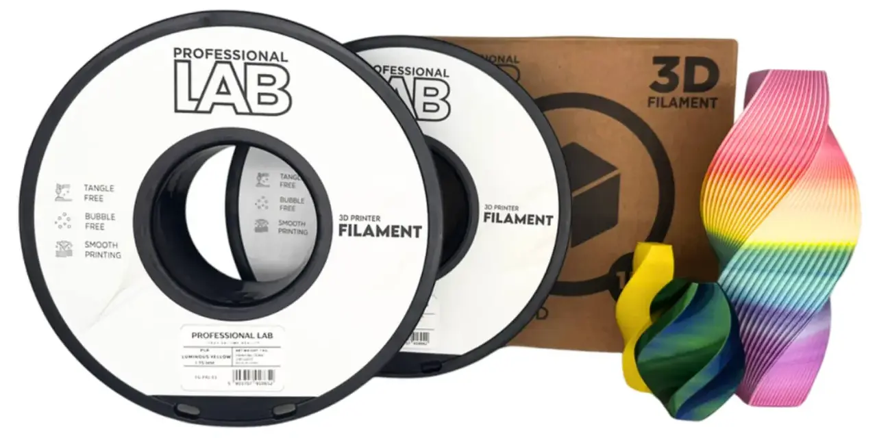 Dwie szpule filamentu jaki filament PLA marki Professional Lab, obok pudełka z napisem "3D FILAMENT" i kolorowych wydruków 3D.