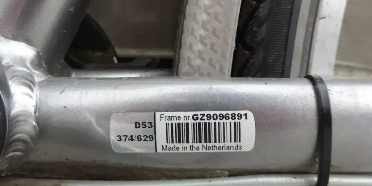 Naklejka z numerem ramy roweru: GZ9096891. Wyprodukowano w Holandii.
