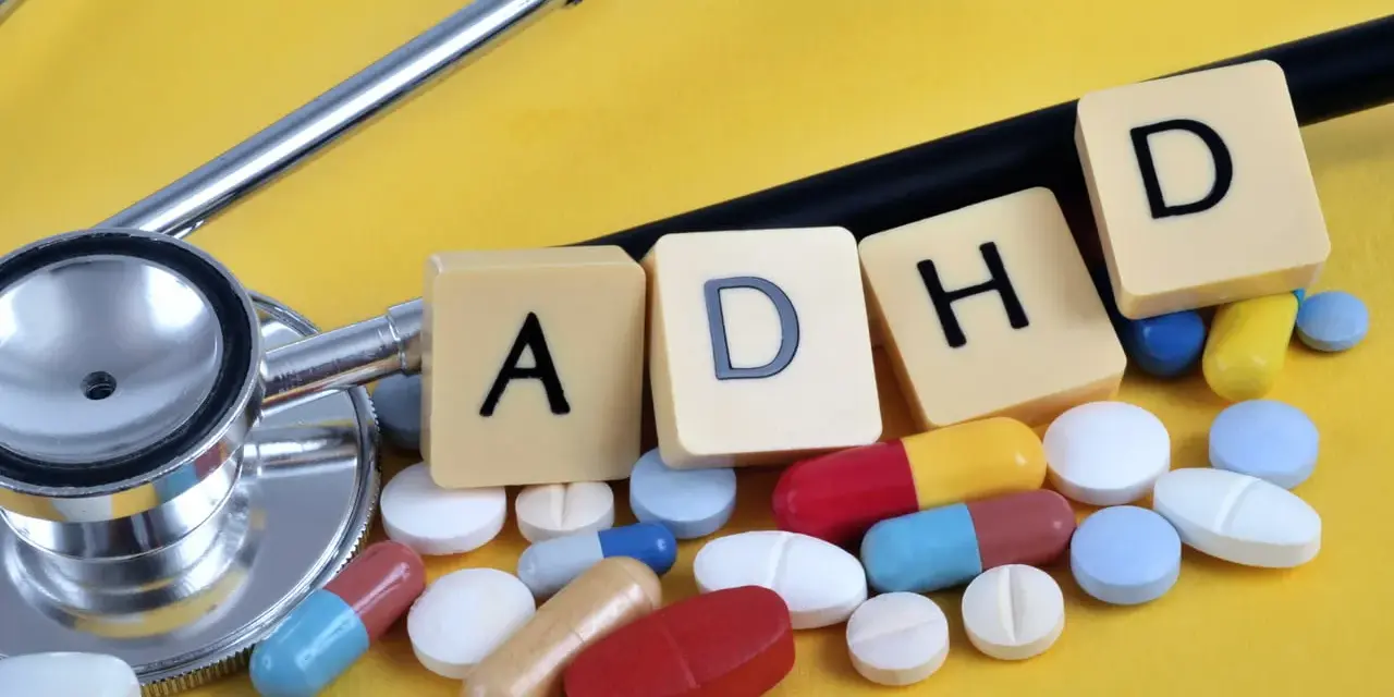 Stetoskop i tabletki symbolizujące leki na ADHD.