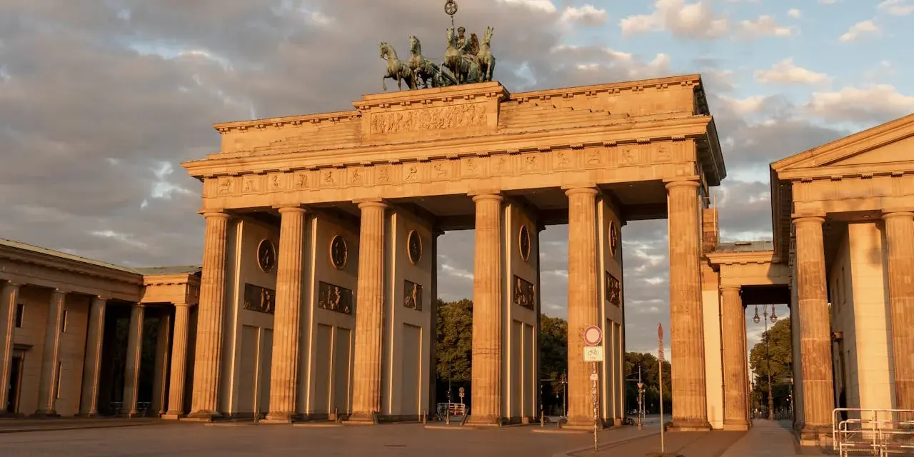 Brama Brandenburska w złotym świetle. Idealne miejsce na spacer z dziećmi, odkrywanie historii i podziwianie berlińskich atrakcji.