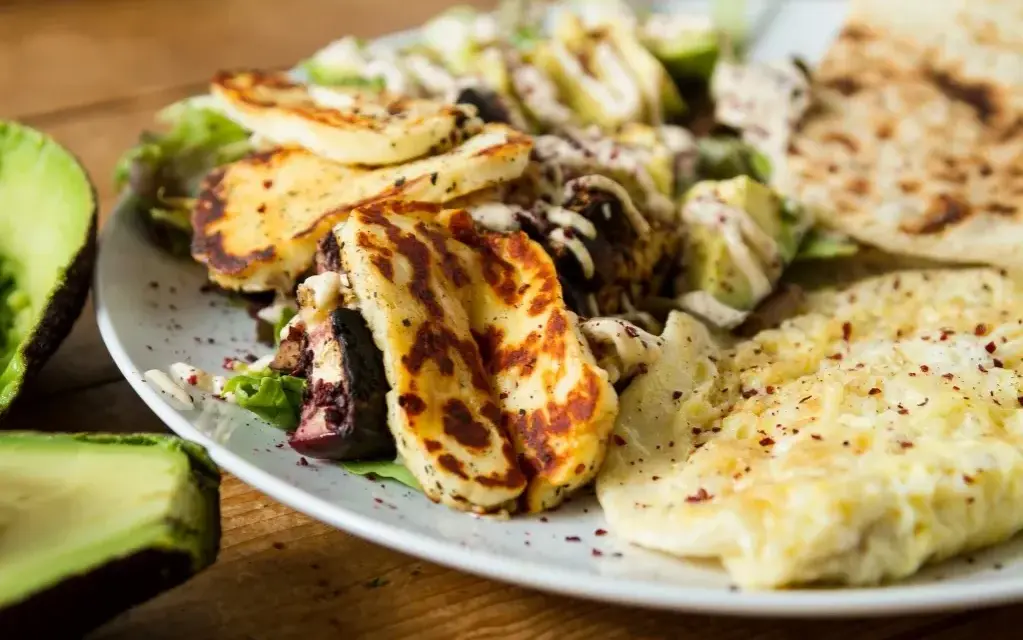 Halloumi z jakiego mleka: odkryj sekrety jego produkcji i smaku