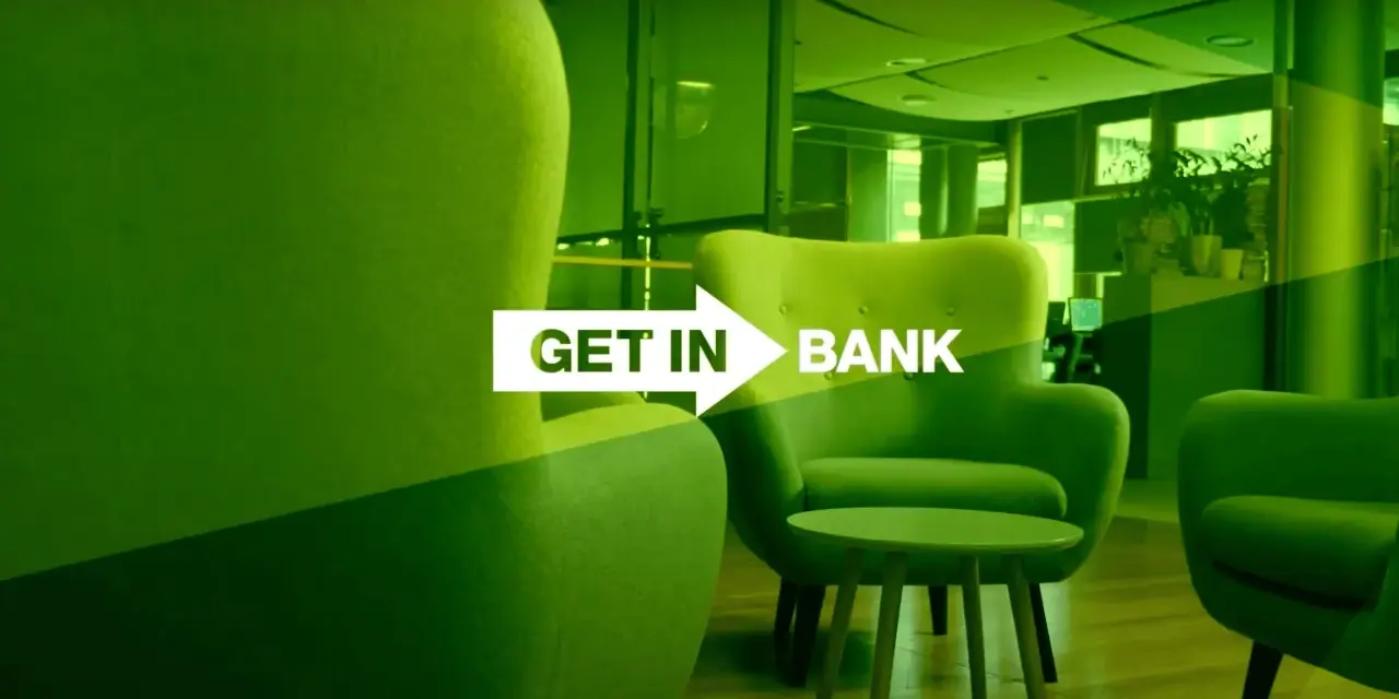 Frankowicze Getin Bank: najnowsze wiadomości o sprawach frankowych. Nowoczesne wnętrze banku z zielonymi fotelami i stolikiem.
