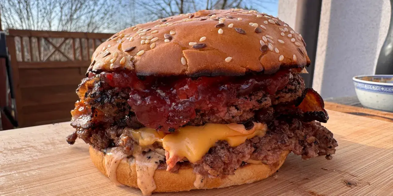 Pyszny smash burger przepis: podwójna wołowina, ser, bekon i sos na sezamowej bułce. Idealny na grilla!