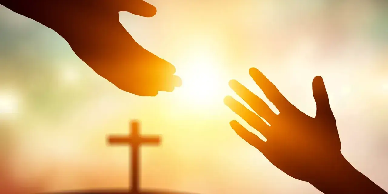 Zwei Hände reichen sich im warmen Licht entgegen, ein Kreuz im Hintergrund symbolisiert die Hilfe von Jesus Christus.