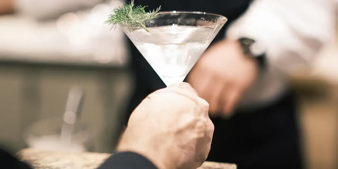 Przepis na drink London Calling: czysty martini z gałązką kopru.
