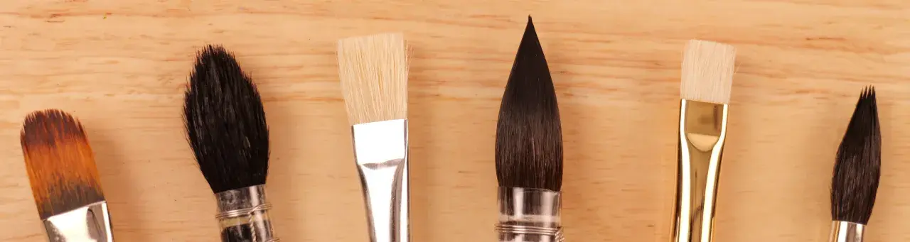 Ensemble de six pinceaux de différentes tailles et formes, prêts à créer une œuvre d'art.