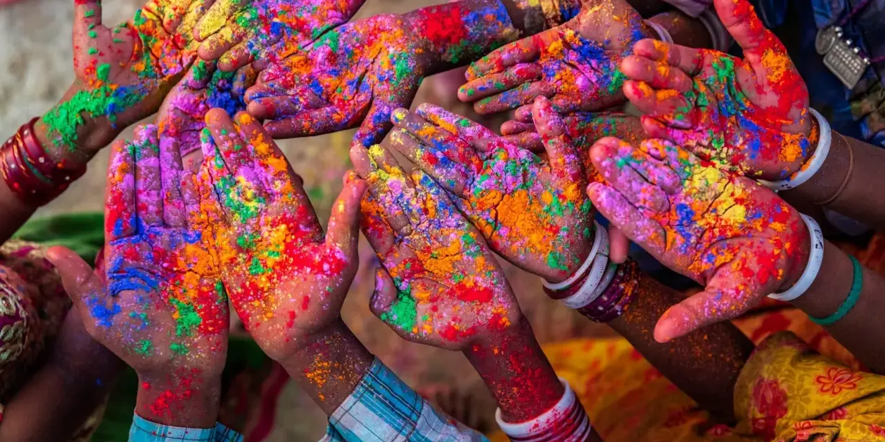 Hände mit bunter Farbe bestäubt, Holi Festival.