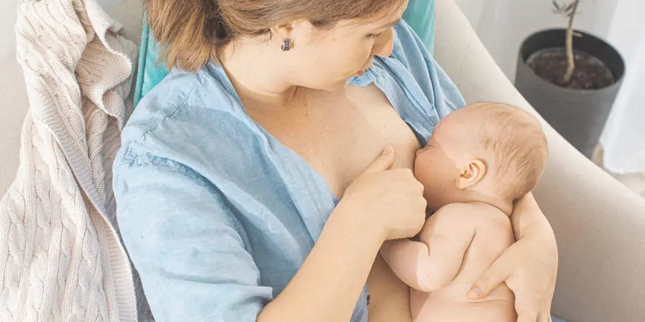 Eine Mutter stillt ihr Baby. Viele Frauen erleben, dass sie durch das Stillen abnehmen.