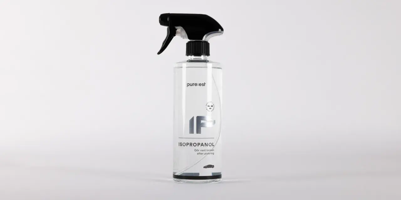 En sprayflaska med isopropanol rengöring för lacken efter polering.