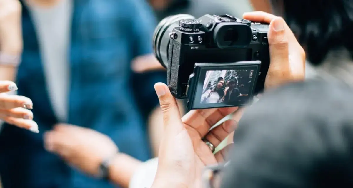 Je découvre la photographie, capturant un selfie de groupe avec un appareil photo moderne.