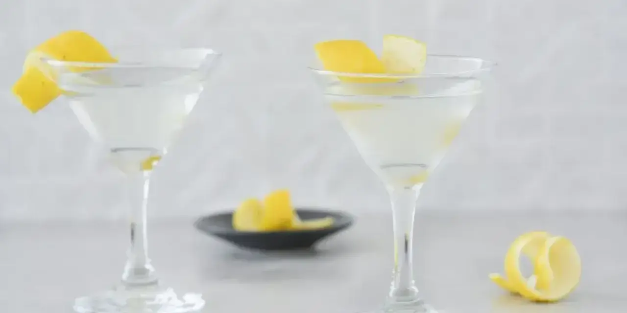 Dwa martini z cytrynową skórką, idealne do przepisu na Dirty Martini.