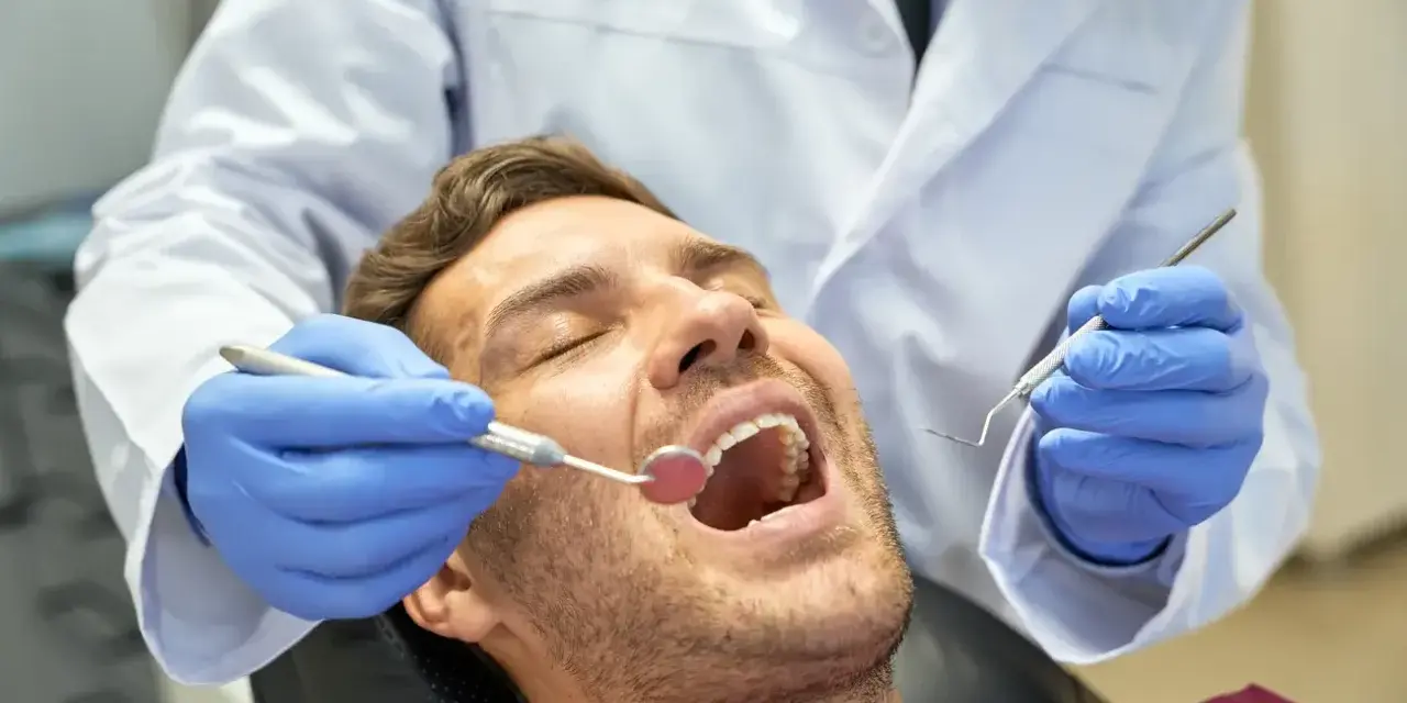 Ból dziąsła przy zębie? Natychmiastowa ulga i sygnały do dentysty