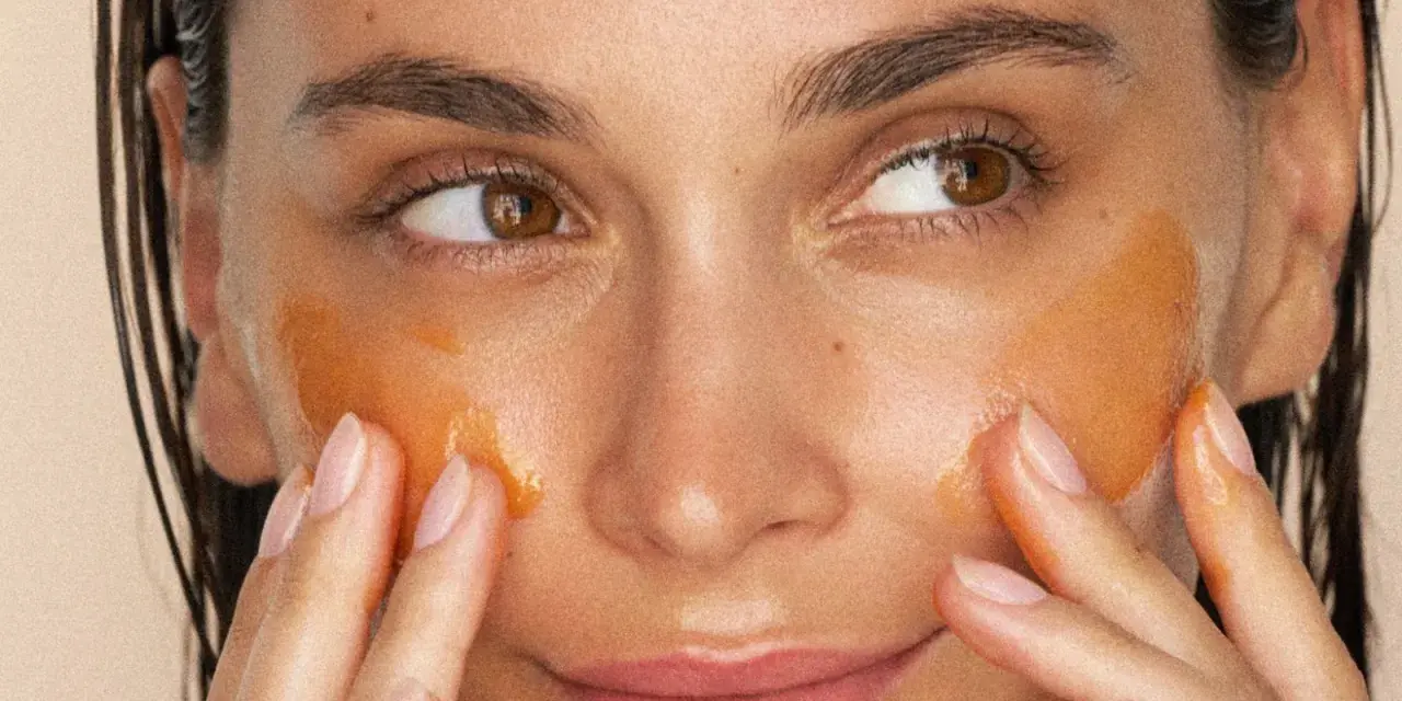 Application d'un masque aloe vera visage. La peau est hydratée et lumineuse, les doigts massent doucement le produit.