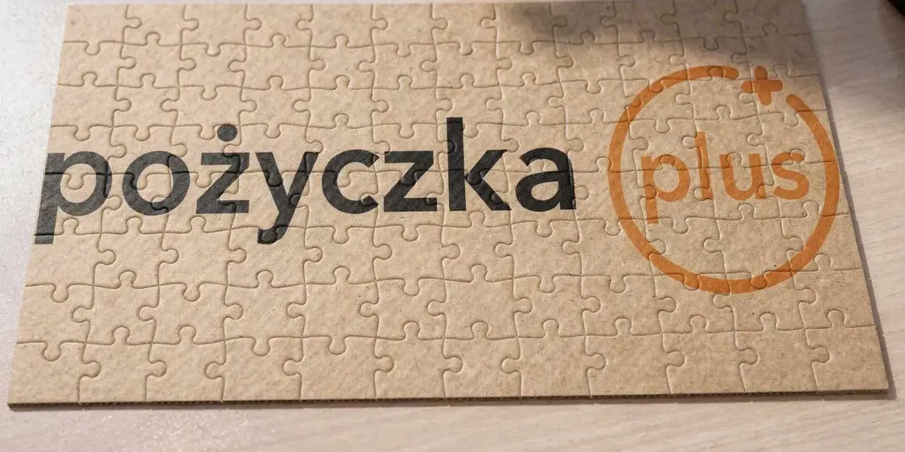 Puzzle z napisem "pożyczka plus". Czyżby to wezwanie na policję w sprawie nieuregulowanych zobowiązań?